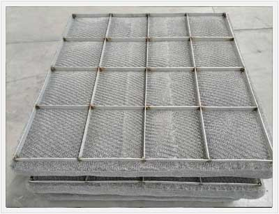 Rectangular wire mesh demister